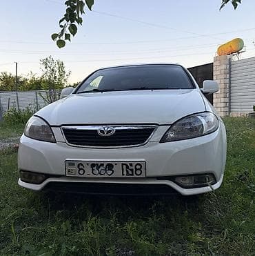 Ağ rəngli sedan Xüsusiyyətlər: - Kuzov: 4 qapılı sedan, ağ rəng -