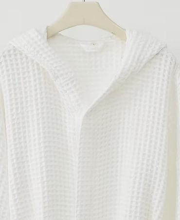 Ağ rəngli, kapüşonlu vafli toxumalı xalat. Tezedir. - Material — 2