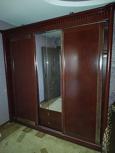 qapi taxda: Klassik üslubda böyük qarderob şkafı - Material: tünd qəhvəyi rəngli — 2