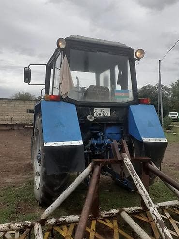 masin ucun: Mavi rəngli MTZ tipli təkərli traktor - Kabinli, ön və arxa işıqlarla — 2
