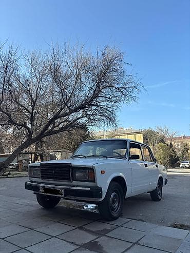 aftamabilər: VAZ 2107 sedan – klassik ağ rəngdə, 4 qapılı kuzov. Texniki — 2