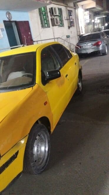çirkab su maşını: Peugeot 405 (İran istehsalı – Samand/IKCO bazalı sedan) – sarı rəngdə — 3