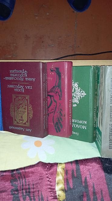 Rus dilində müxtəlif bədii və publisistik kitablar dəsti. Komplektdə — 8