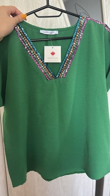 женские футболки и майки в полоску: Yaşıl rəngdə qısaqol qadın bluzu. Bluzanın V-yaxası və çiyin hissələri — 2