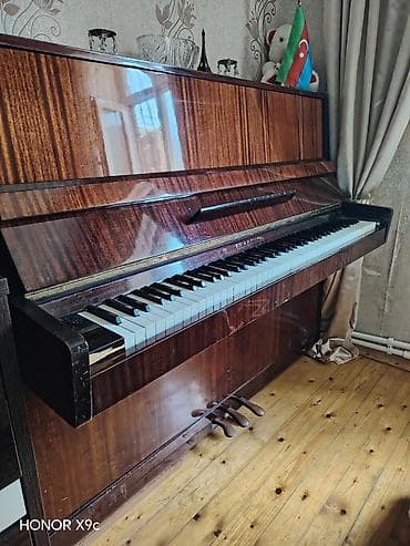 Upright pianino – Belarus markalı (BELOARUS yazısı görünür), klassik