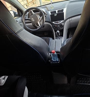 Hyundai Accent sedan (qara rəng), avtomatik transmissiya. Texniki və