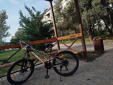 Uşaq velosipedləri: Qara və narıncı rənglərdə "Wolf" dağ velosipedi. Öndə və arxada disk — 5