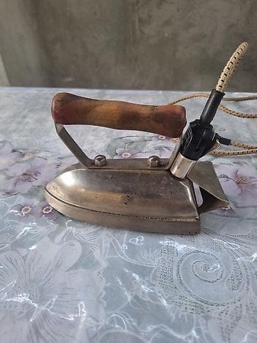 Retro elektrik ütüsü 1954 – “РЭМ” markalı, model ЕС-2 - Güc: 400 W -