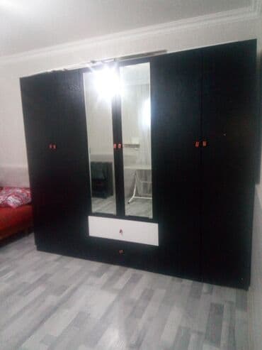 Ev 20 ci sahe Dünya marketden yuxari texminen 10-15 deg yoldur. Temiz — 6