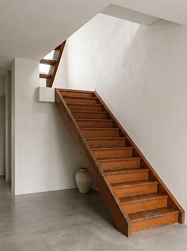 Minimalist üslubda massiv ağacdan hazırlanmış interyer pilləkəni -