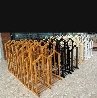 paltar aslan: Bu, paltarların səliqəli saxlanması üçün nəzərdə tutulmuş taxta — 1