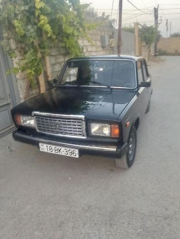 byd diski: LADA 2107 sedan təqdim olunur. Avtomobil qara rəngdədir və klassik — 3