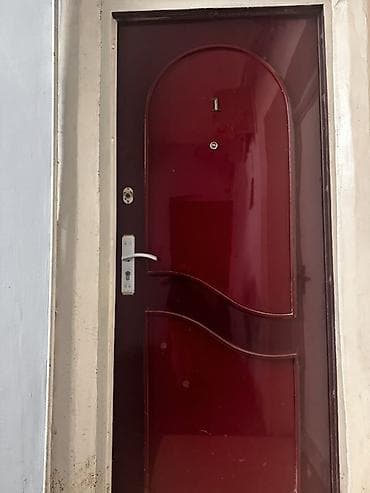 plasdik qaplar: Metal giriş qapısı satılır. - Material: möhkəm metal konstruksiya - — 1