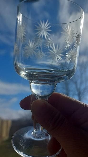 Şüşə qədəh - Material: şəffaf şüşə - Dizayn: qabın yan səthində mat