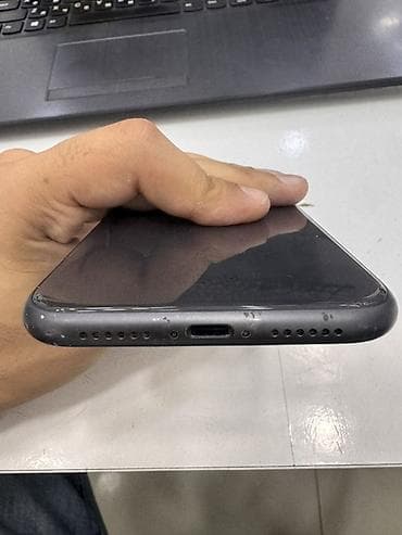 apple keyboard: IPhone 11, Qara, Face ID — 2