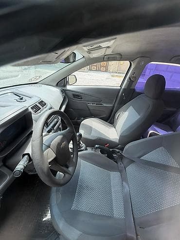 priora qapi: Chevrolet Cobalt sedan – ağ rəng, 4 qapı, ön ötürücülü. - Sürətlər — 1