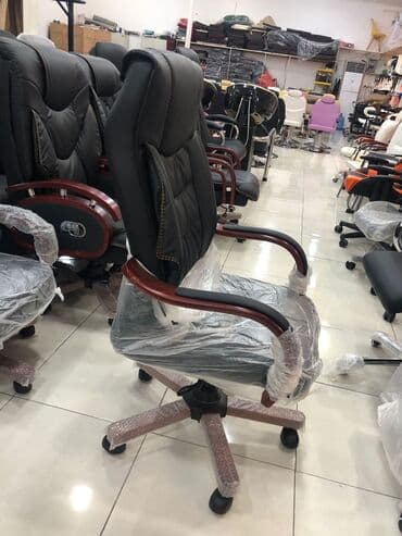 офисные кресла: Новый, С колесиками, Рукояти не регулируются, Кожа — 3