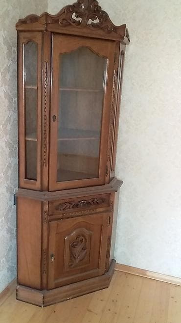 Künc vitrini – taxta oyma detallı, şüşəli üst bölmə və qapalı alt