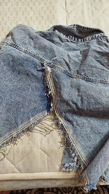 Üst geyimləri: Məhsul: Cins gödəkcə Təsvir: - Klassik açıq-mavi denim materialdan. - — 2