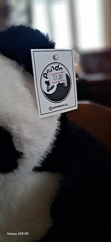 Məhsul: Panda plyuş oyuncağı Təsvir: - Yumşaq, tüklü materialdan