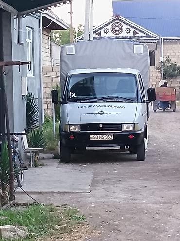 qaz 69: GAZ “Qazel” yük maşını, tentli yük bölməsi ilə. Şəkillərdə ağ rəngli — 1