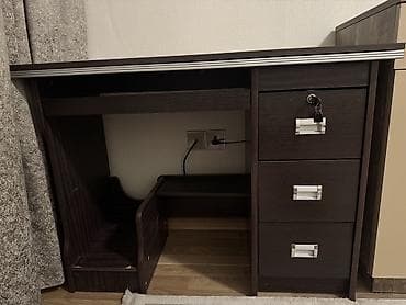 dolablar ikinci el: Kompyuter/iş masası – tünd qəhvəyi rəng - Geniş iş səthi, kabel üçün — 1