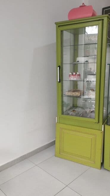 Şüşəli dolab vitrini