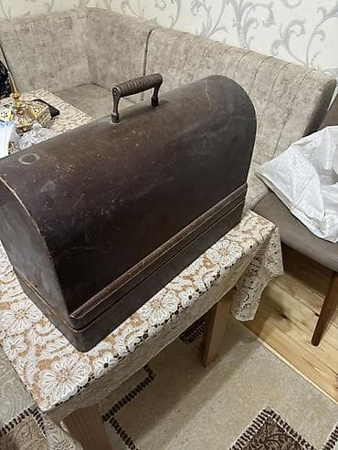 Kolleksiya üçün qədim tikiş maşını - Daşıma üçün taxta-qablı, qapaqlı