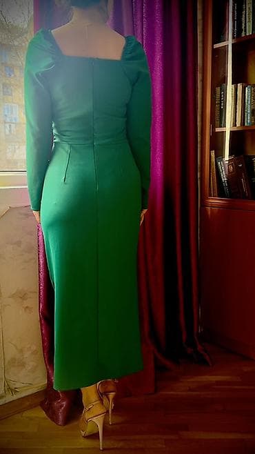 yasil don: Zümrüd-yaşıl rəngdə zərif ziyafət/libas. - Uzun, bədənə oturan siluet; — 2