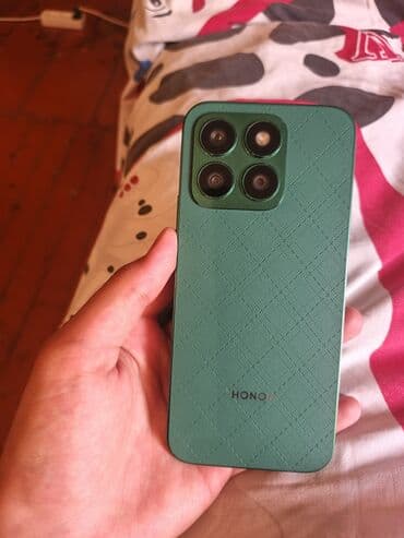 телефон fly evo: Yaşıl rəngdə müasir smartfon. Cihazın ekranında "dinamik ada" — 6