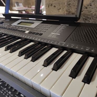 sintezator stoykası: Sintezator Kurzweil KP90L Polifoniya:32 Klavişlər:61 Səslər:580 — 3