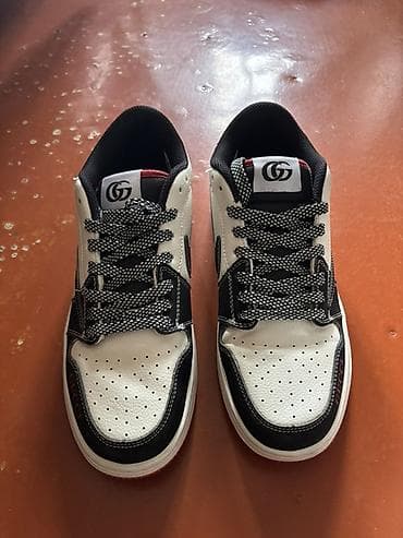 Səndəl və şəp-şüplər: Ağ-qara-qırmızı rənglərdə aşağı profilli idman ayaqqabısı. - Model — 1