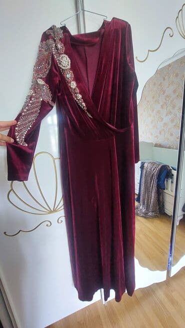 Dəstlər, kostyumlar: 350 azn e tikilib el isidi 50 azne satilir 44 46 48 olçü — 1