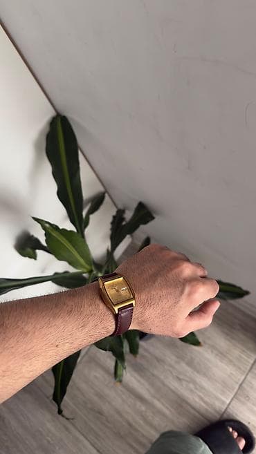 elektiron saat: 1980-ci illərin orjinal yapon saatı. Sapfir şüşə. Qolda enerji yığır — 6