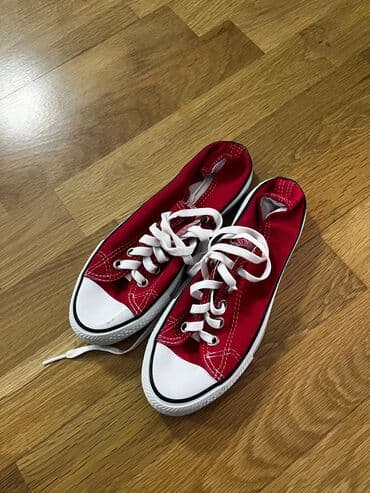 qaqa stili: Qırmızı rəngdə klassik kanvas krossovkalar - Model: Low-top (aşağı — 1