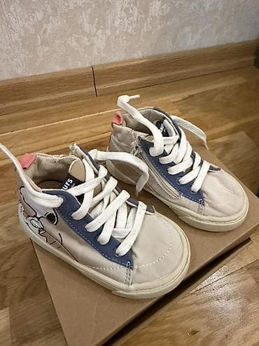 ağ kedlər: Zara 
В идеальном состоянии 
Размер 21
Цена 10 — 2