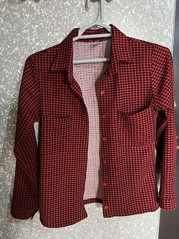 элев 8: 1)Saruçka 1-2 defe geyilib yeni kimidi 8 azn(S beden) 2) Boz T-shirt — 1