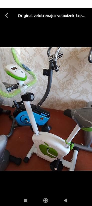 Ağ və yaşıl rənglərdə olan velotrenajor, fitness və məşq üçün nəzərdə