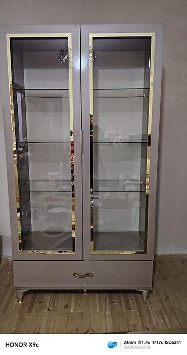 Şüşəli dolab vitrini