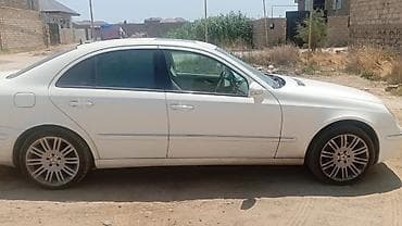 bmw e 38: Mercedes-Benz E 320: 3.2 l | 2004 il Sedan — 3