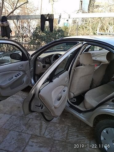 nissan note 2014: Nissan Sunny sedan - Kuzov: 4 qapılı sedan, qızılı rəng - Mühərrik — 5