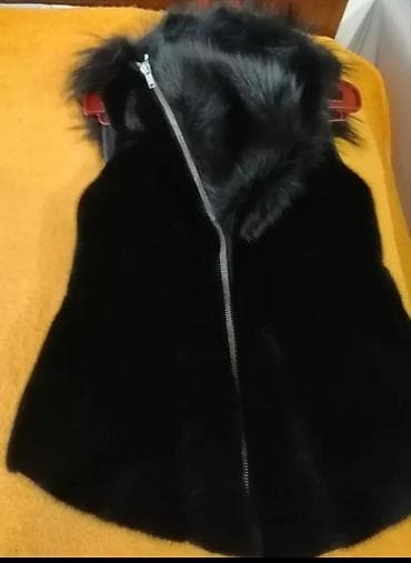 Qadınlar üçün qara süni kürk jilet - Model: qolusuz jilet - Rəng