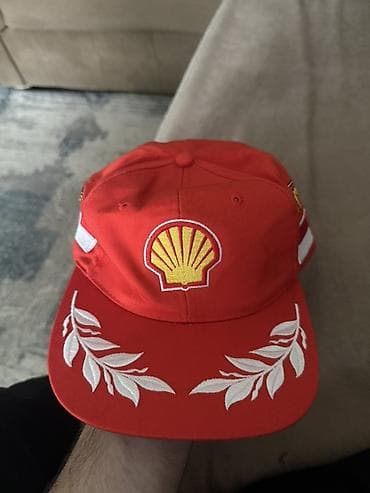 namaz geyimi: Michael Schumacher kolleksiyasından qırmızı rəngli kepka. Kepkanın ön — 1