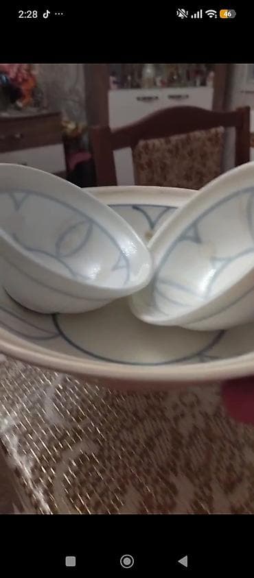 sevimli it sekilleri: Porcelain qab dəsti – klassik ağ fonda zərif açıq-mavi naxışlarla — 1