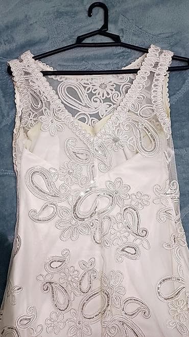 Bir neçe defe geyinilib. Ön hisse bağlı, kürek hisse açigdir. 15 — 5