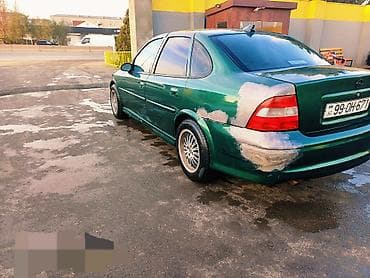 samara maşın: Opel Vectra sedan – yaşıl rəng, 4 qapı, AZ nömrə nişanı. Şəhərdaxili — 4