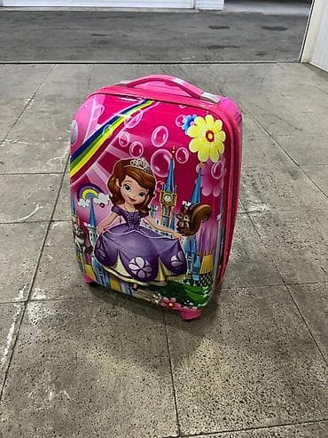 Uşaq çamadanı – sərt korpuslu, çəhrayı rəngdə, üzərində nağıllar