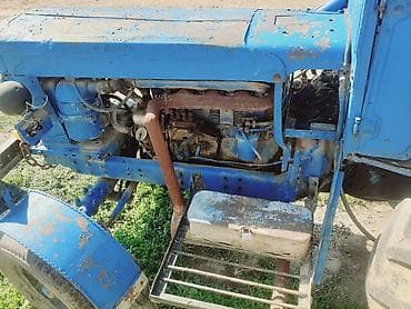 Mavi rəngli kabinəli təkərli traktor - Güclü dizel mühərrik, yan