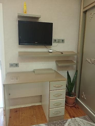 qonaq stol: Divar rəfi və iş masası dəsti - Tərkib: asimmetrik dizaynlı divar — 2