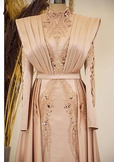 Платья: Zərif gecə/libas – şampan-bej rəngdə, uzun ətəkli və axıcı siluet. - — 3